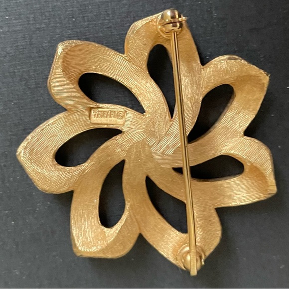 Vintage Women’s Trifari Crown Rare Floral Brooch - Picture 2 of 2